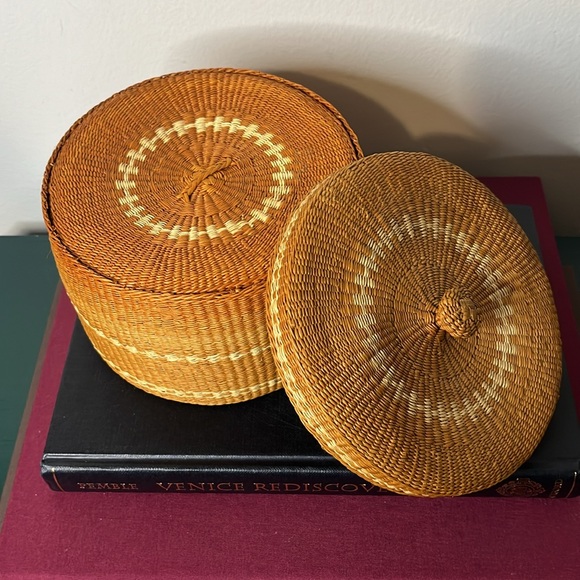 Vintage 1960s Four Woven Sweetgrass Lidded Nesting Baskets - Picture 2 of 9